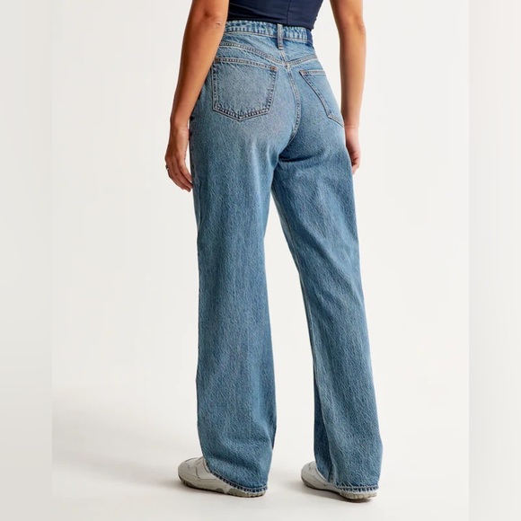 Curve Love High Rise Loose Jean - in Medium, size 33 short / 16 - Picture 5 of 9